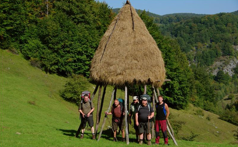 Männer vor einem Heuschober stehend