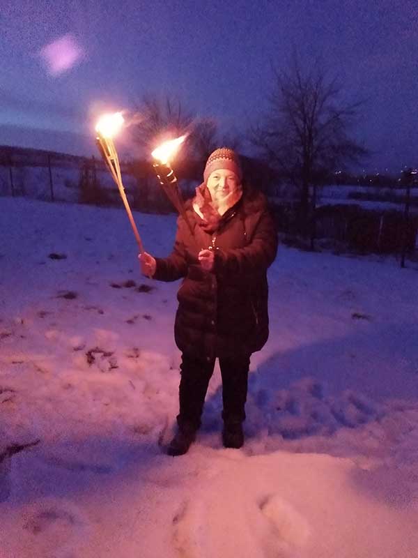 Hella mit zwei Fackeln