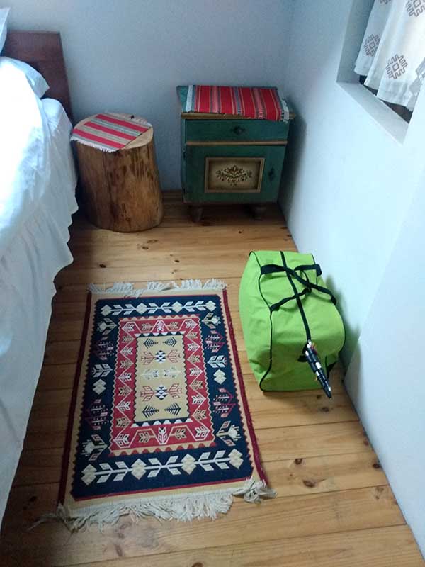 Reisetasche neben einem Bett