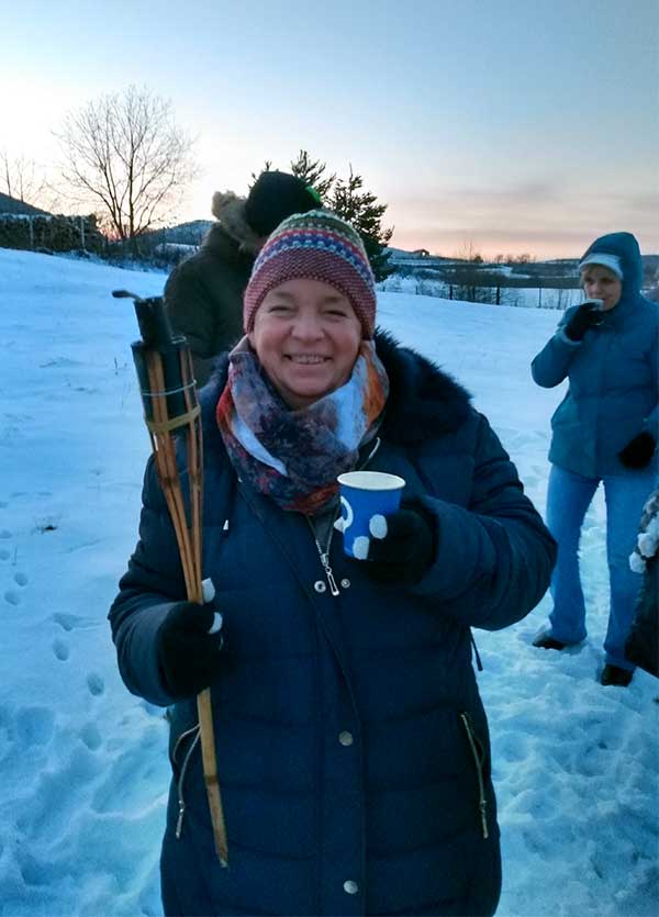 Hella mit Tasse und Fackel in der Hand