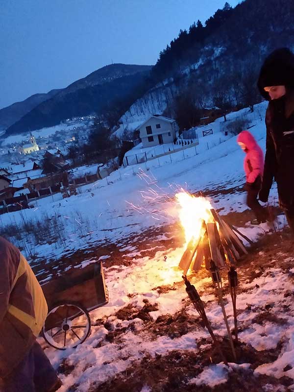 Holzfeuer vor Berglandschaft