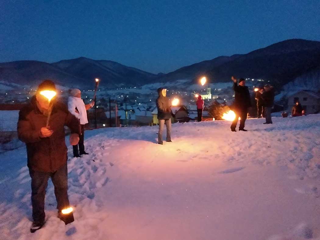 Menschen mit Facken auf einer Wiese