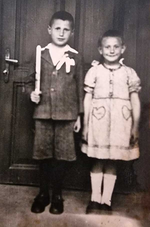 Juunge und Mädchen mit einer Kerze in der Hand