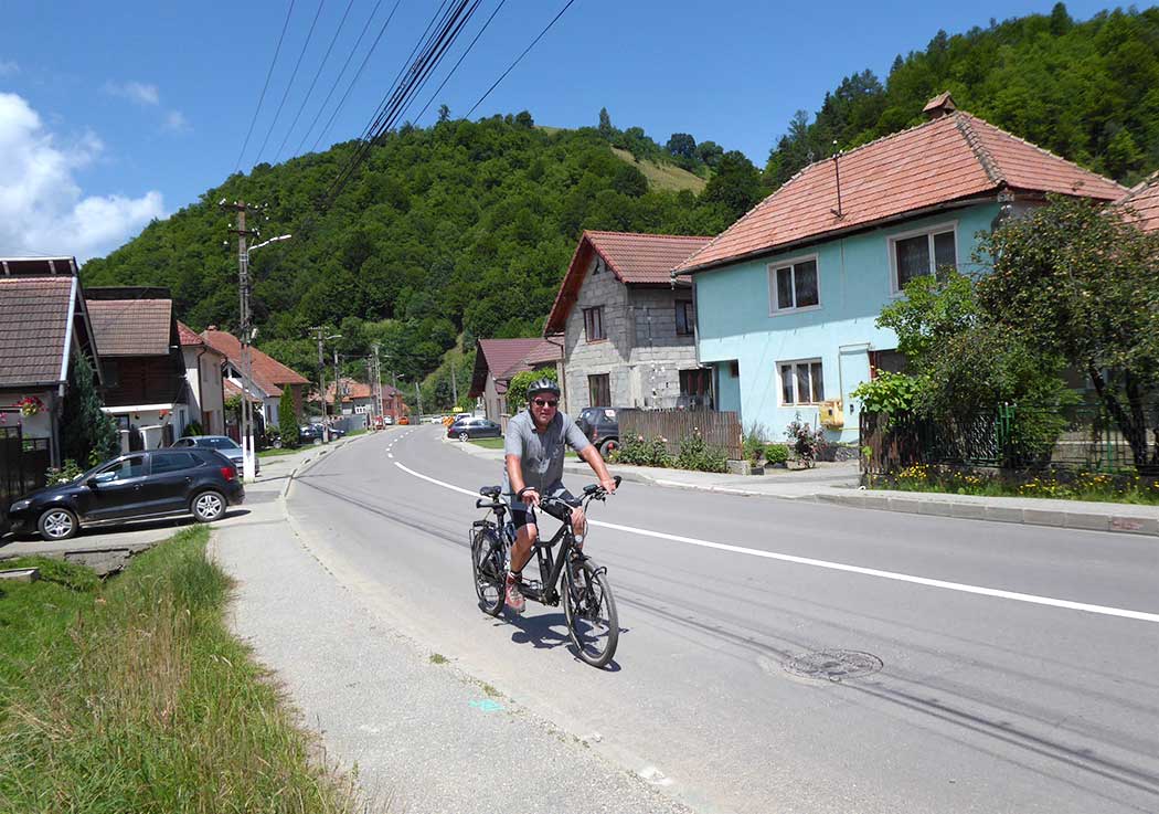 Mann allein auf einem Tandem fahrend