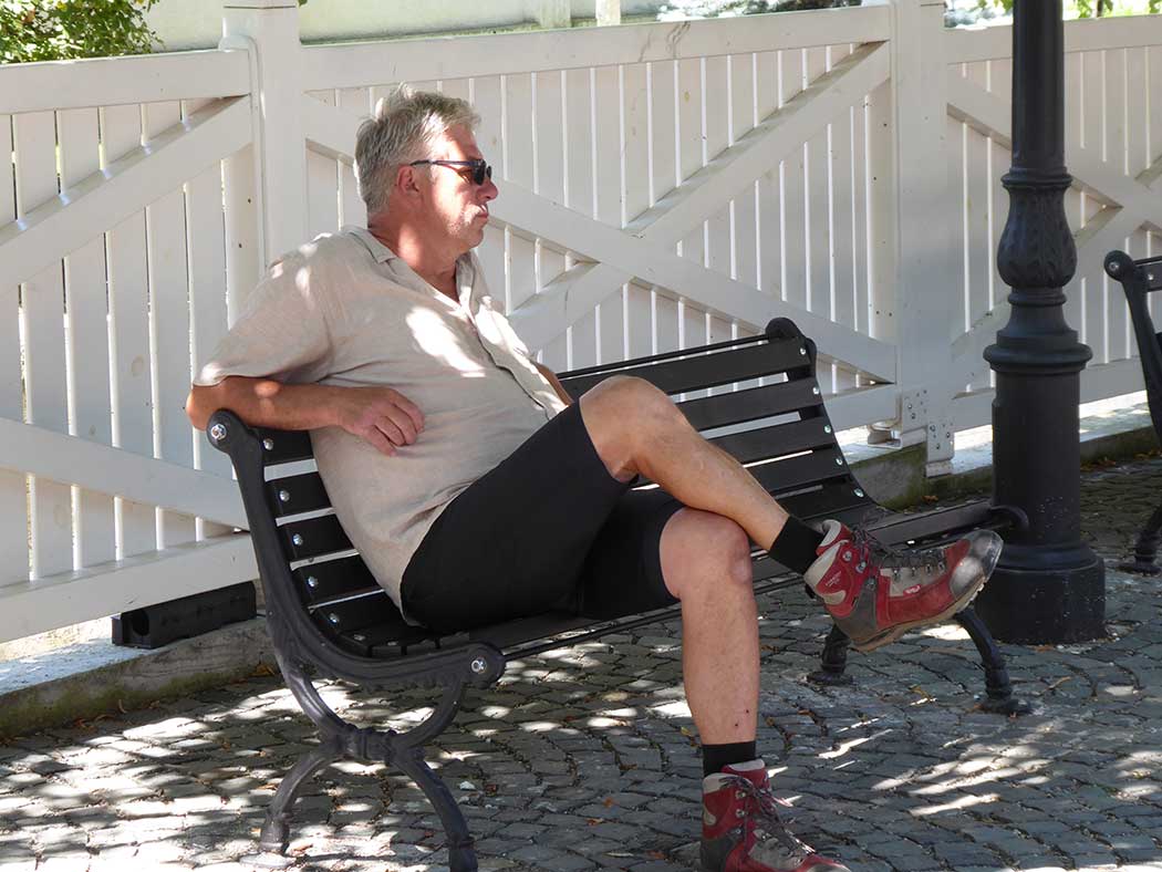 Mann auf einer Bank sitzend