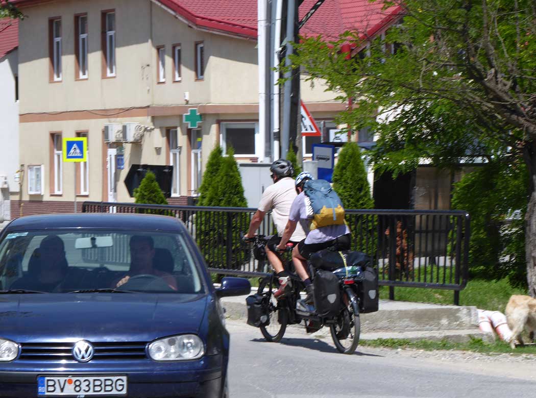 Tandem fährt auf einer Straße