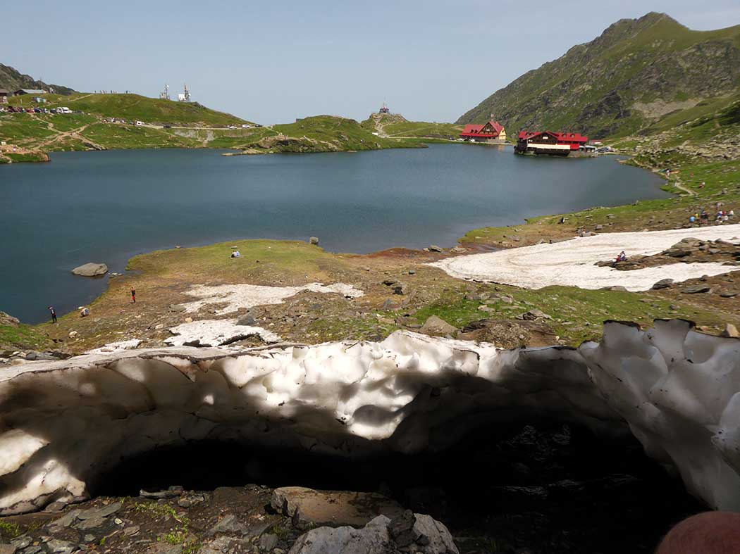 Bergsee mit Schneeresten