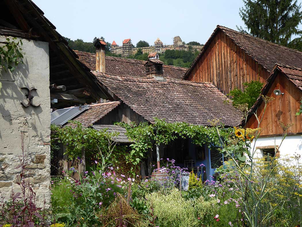 Garten mit Burg auf einem Berg im Hintergrund
