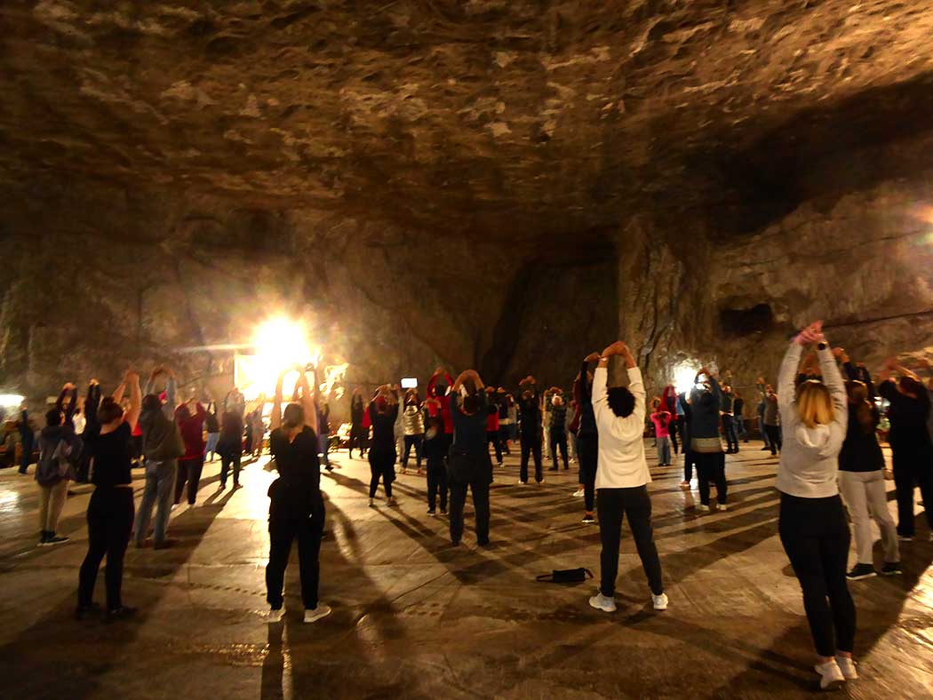 Menschen bei der Gymnastik in einer Salzmine