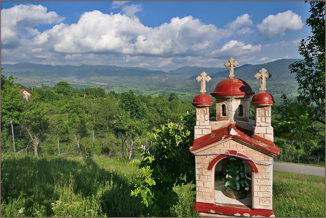 Modell einer Kirche vor Berglandschaft