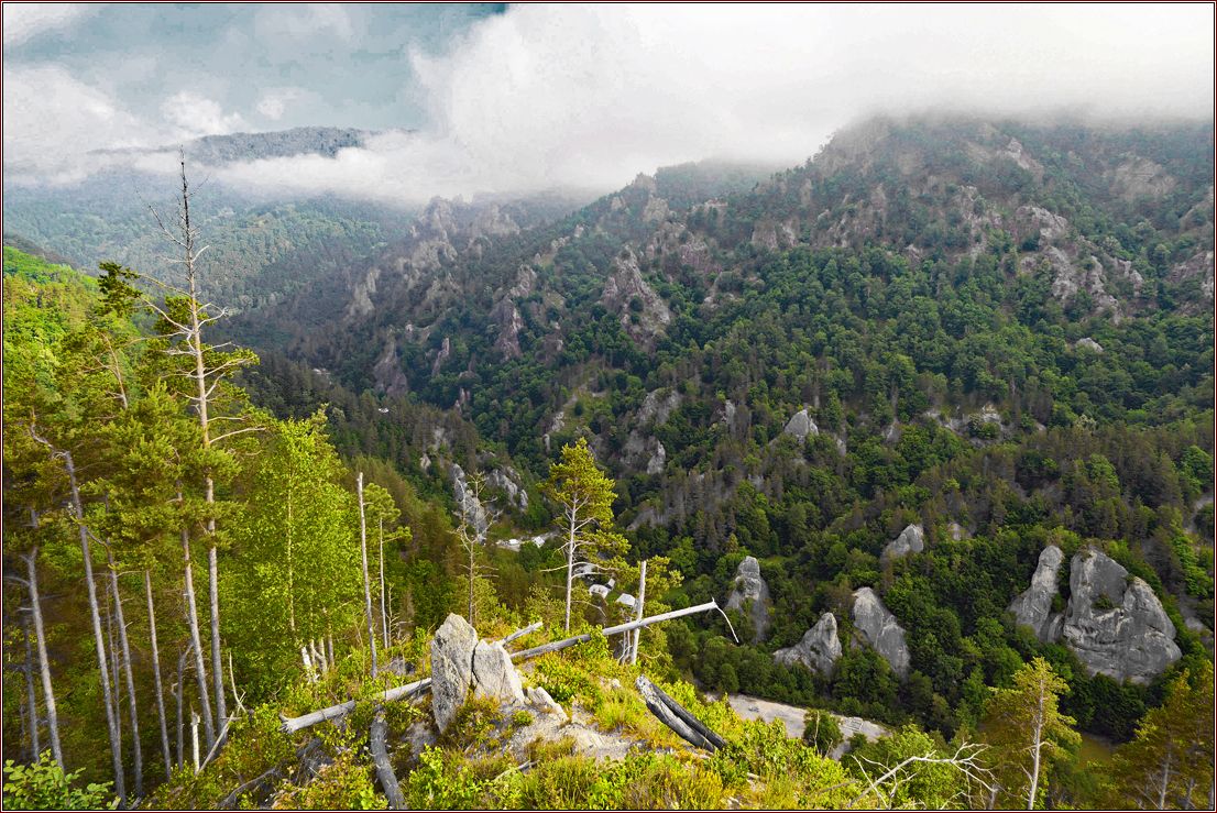 Berglandschaft mit Wolken