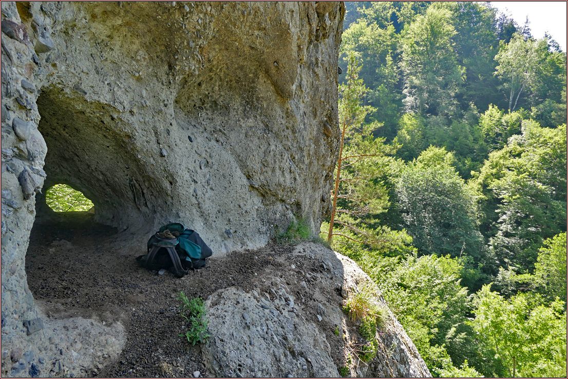 kleine Höhle in einer Felswand
