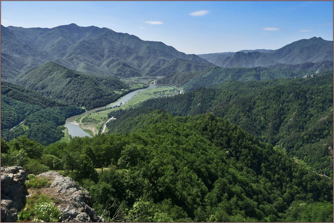 Berglandschaft mit Fluss