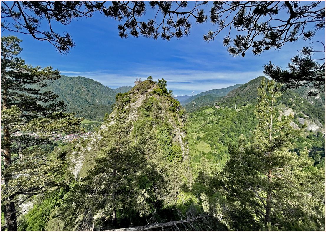 Felskuppe vor Berglandschaft