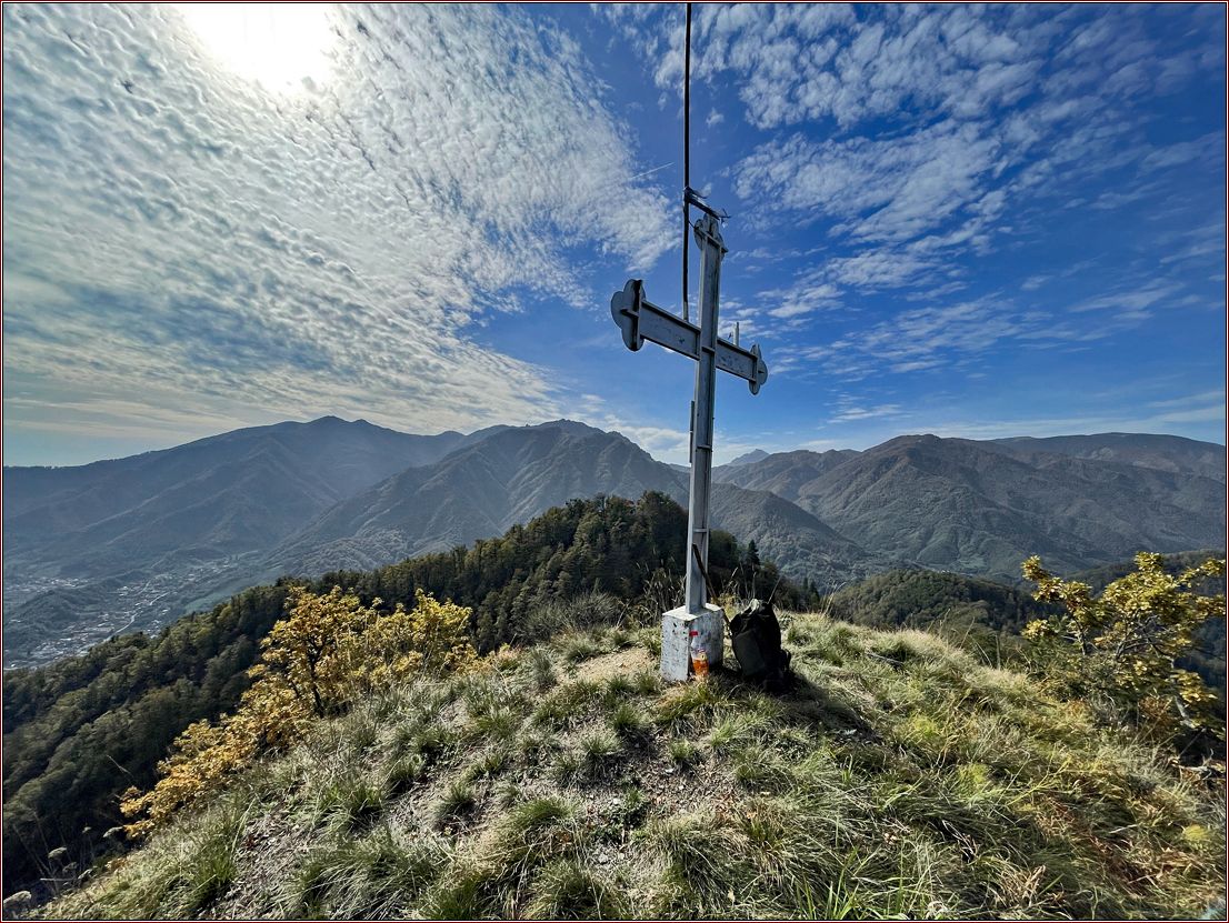 Gipfelkreuz vor Berglandschaft