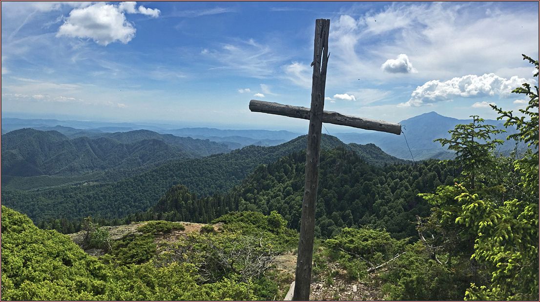 Kreuz vor Berglandschaft