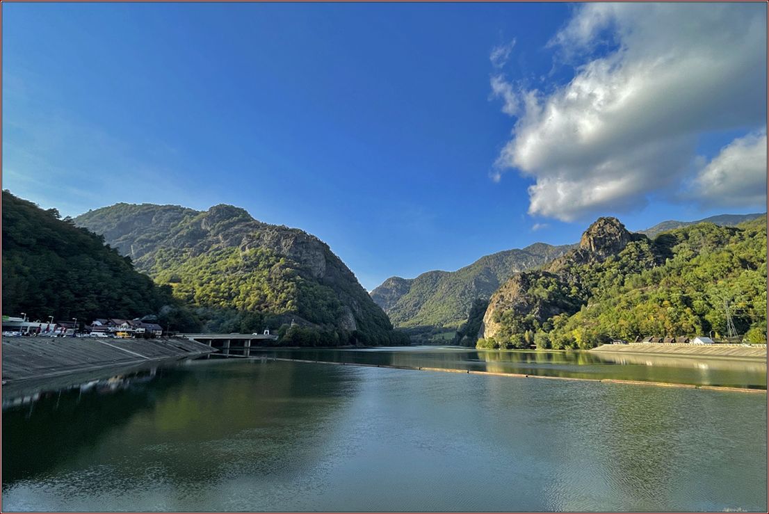 Stausee vor Berglandschaft