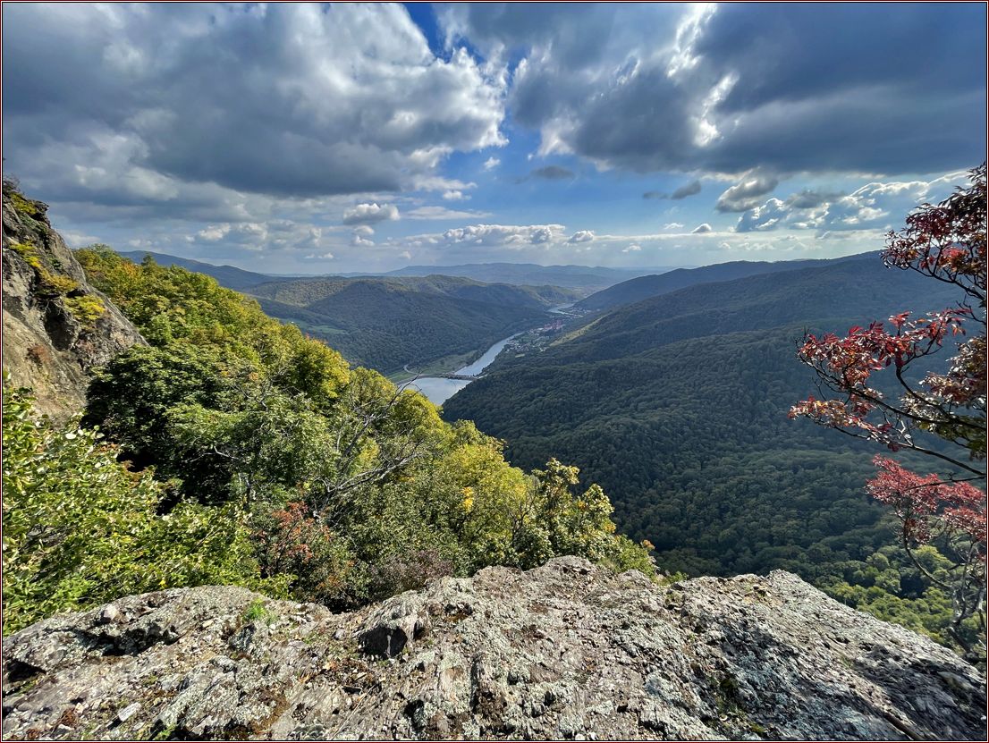 Berglandschaft mit Fluss