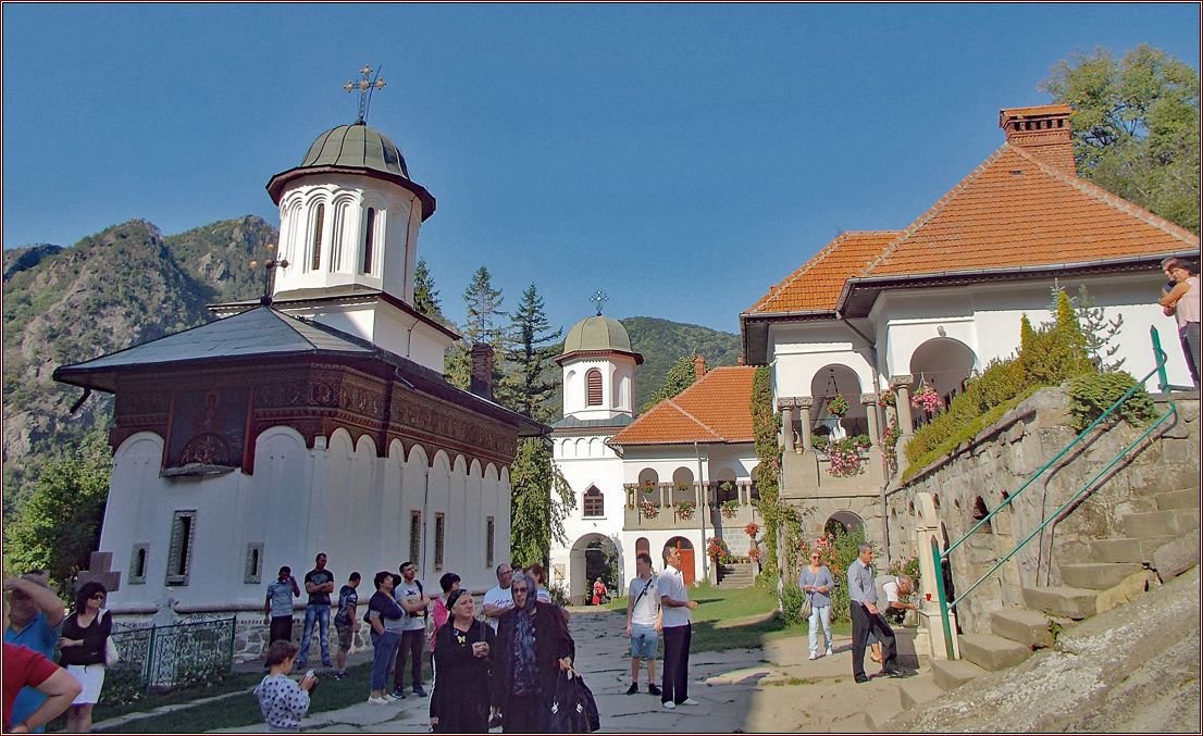 Klosteranlage vor Berglandschaft