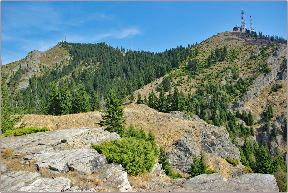 Berglandschaft mit Funkturm auf dem Gipfel