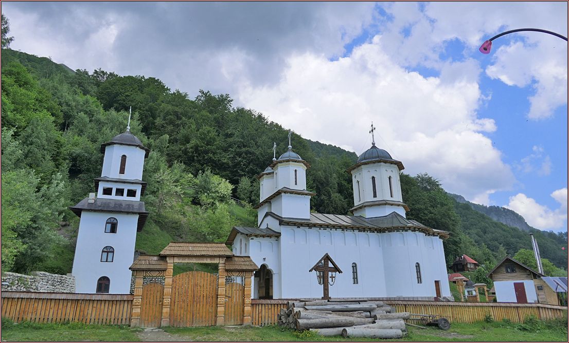 Kirche vor Berglandschaft