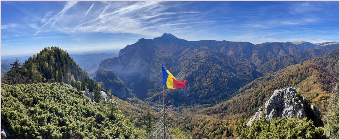 Rumänienfahne vor Berglandschaft