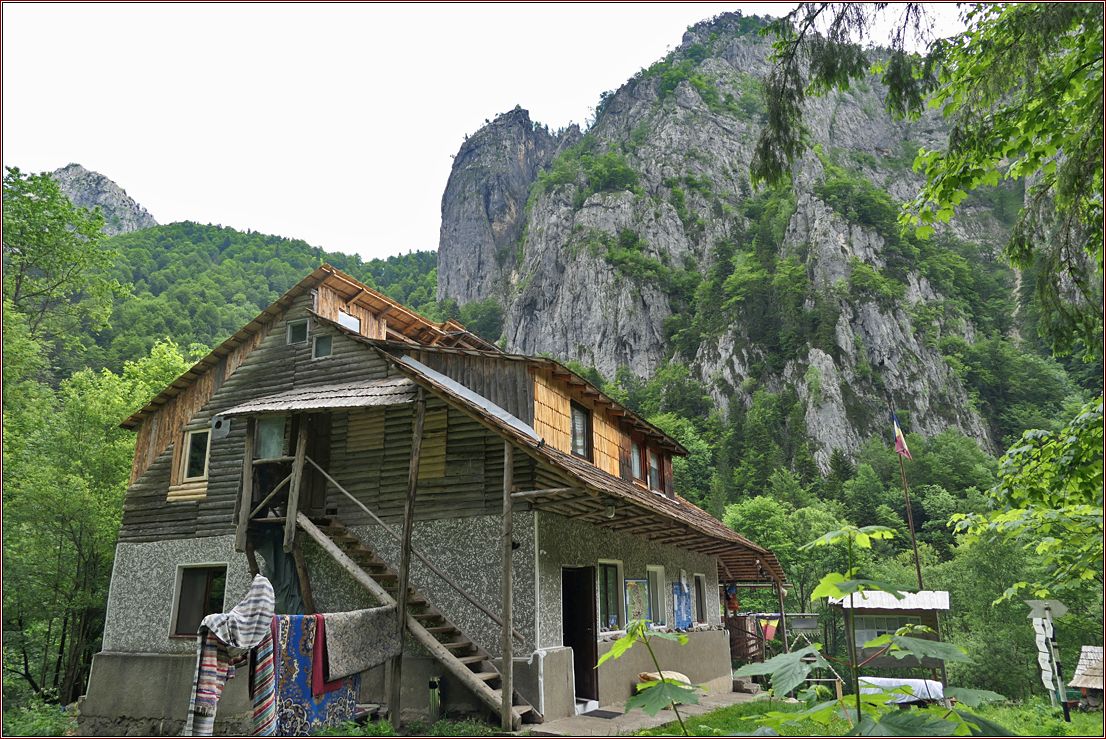 Schutzhütte vor Berglandschaft