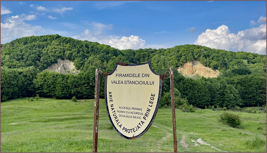 Schild vor Berglandschaft