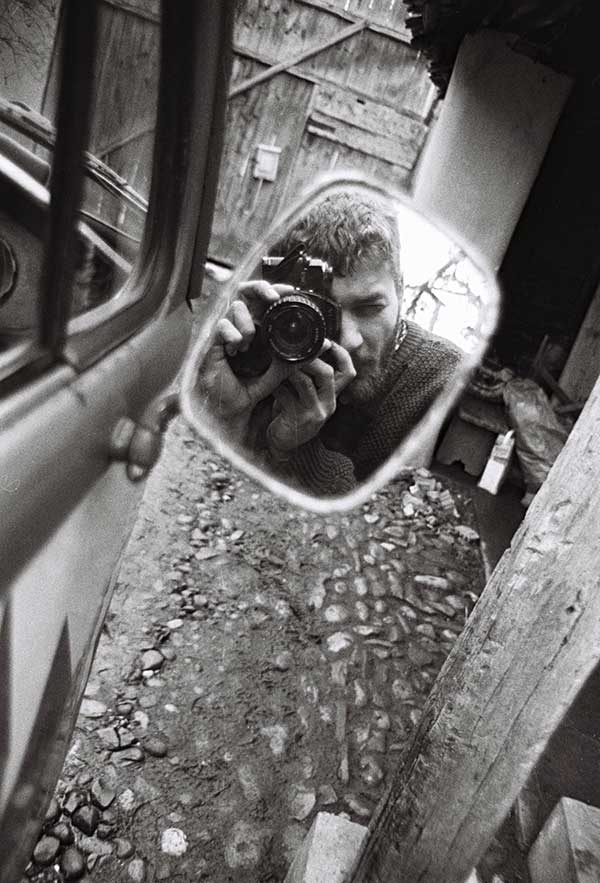 Selbstportriat von Radu durch einen Autospiegel