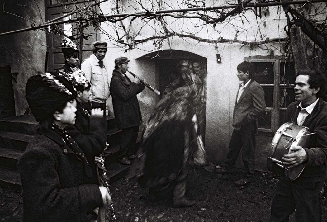 Musikanten vor einem Haus