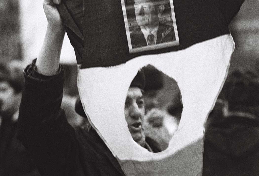 Mann hält eine Fahne in der Hand