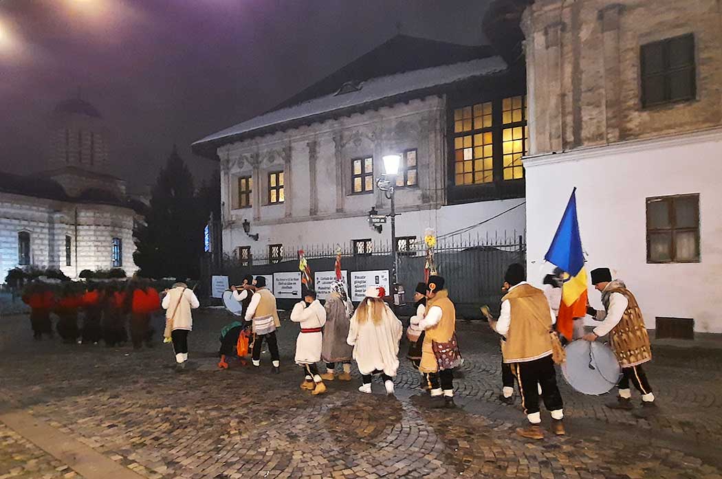 maskierte Menschen auf einer Straße