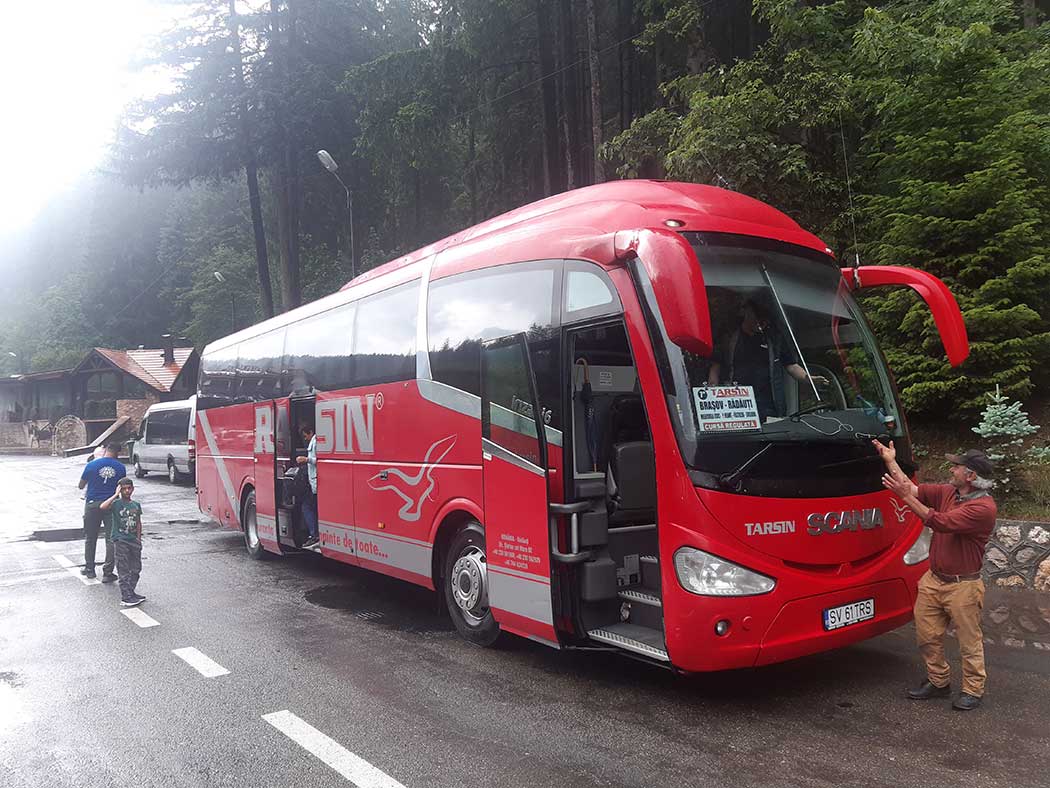 Reisebus auf einem Parkplatz