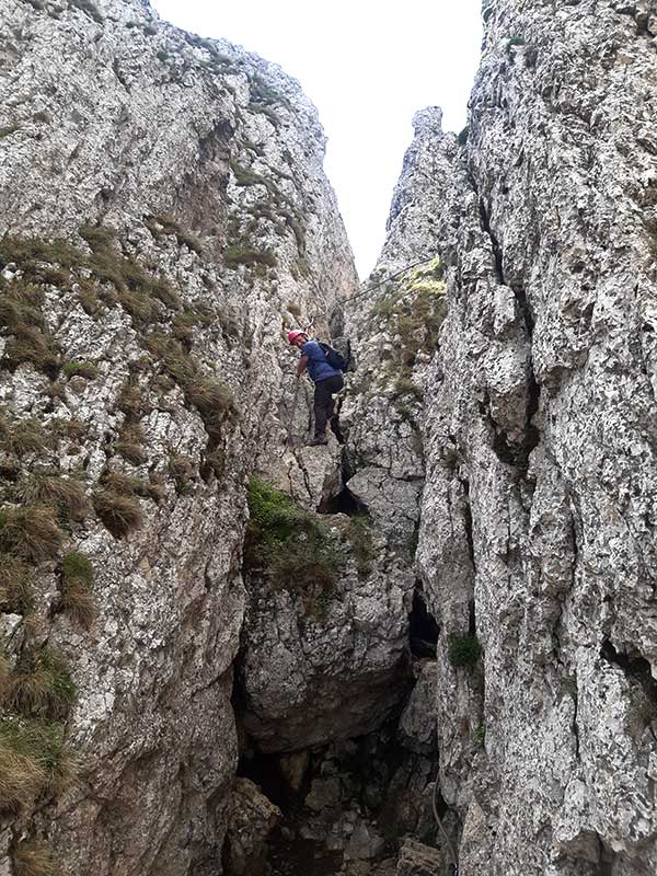 Stefan klettert in einer Felswand