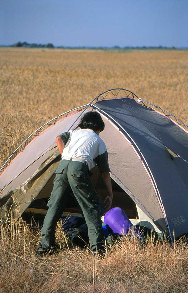 Junge vor einem Zelt