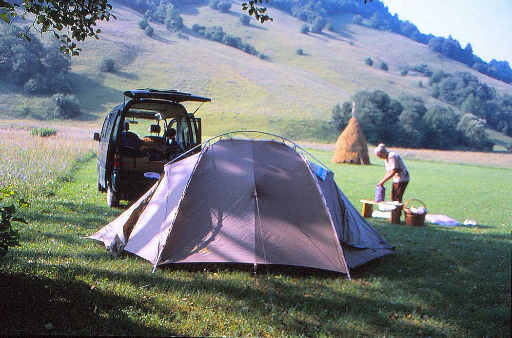 Zelt und Auto auf einer Bergwiese