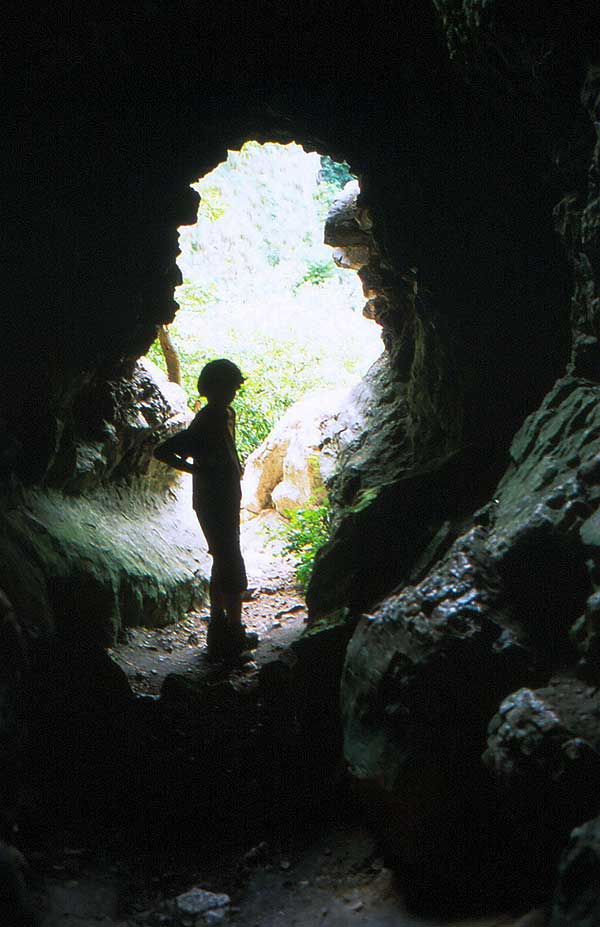 Mensch in einem Höhleneingang stehend