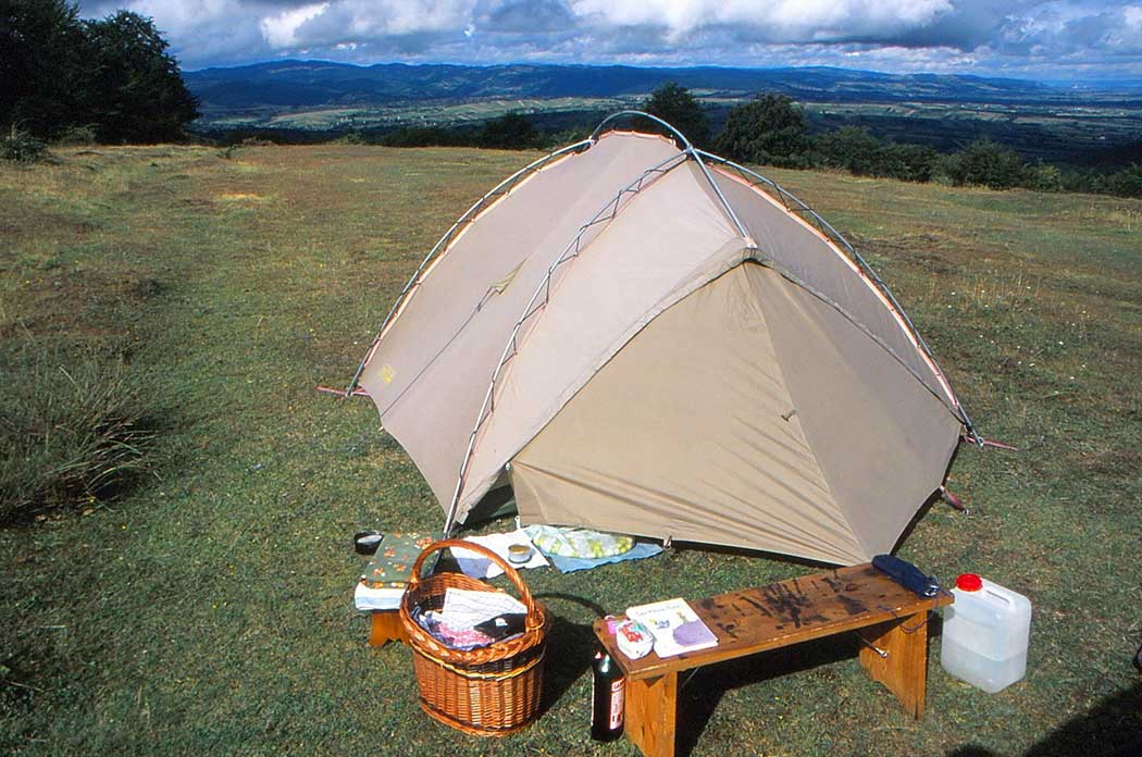 Zelt auf einer Bergwiese