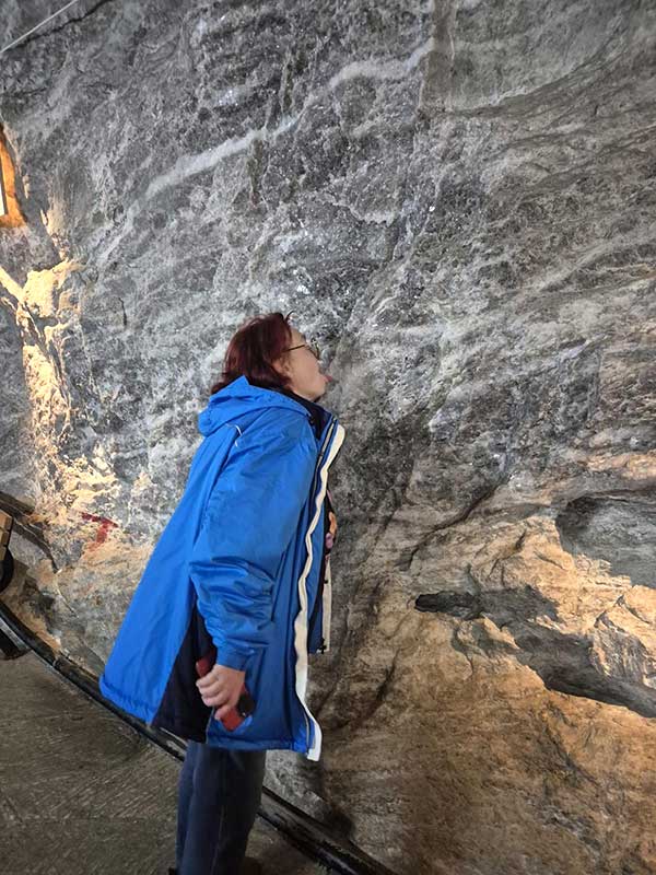 Frau hält ein Huhn in der Hand