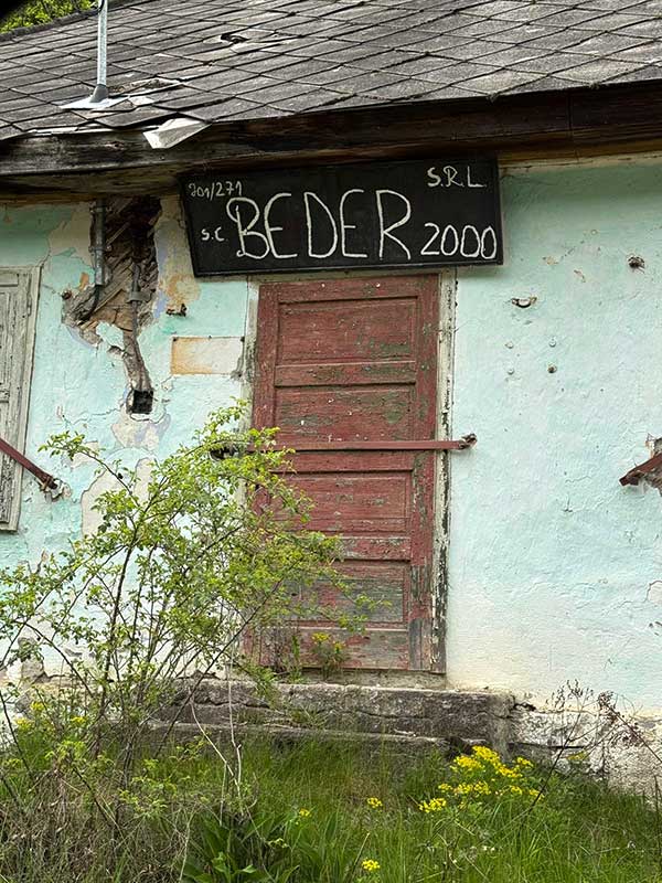 Haus mit gelben Fliesen