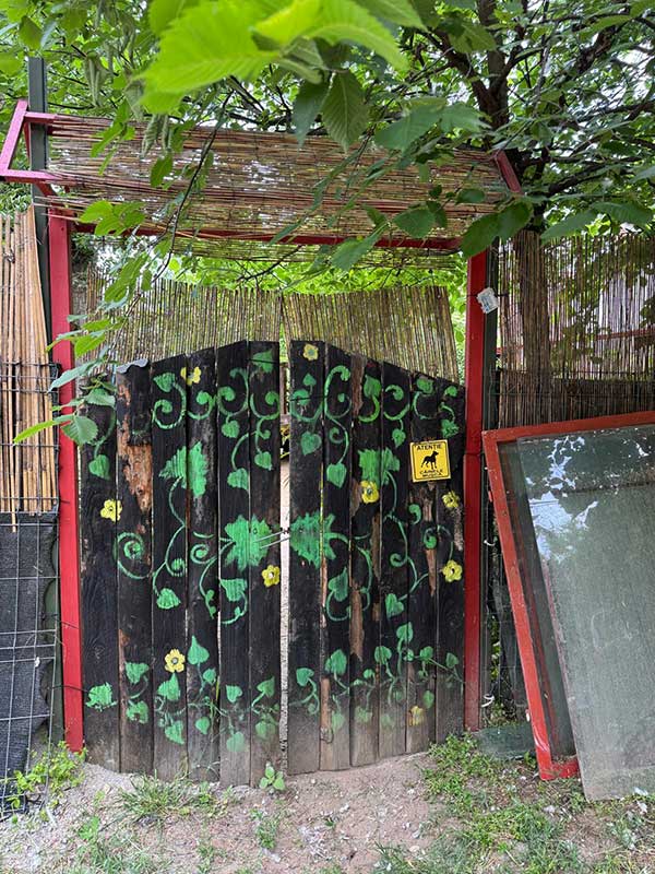 Feld mit überdachtem Brunnen