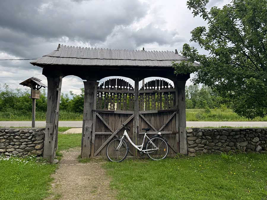 Haus mit blauen Wandfliesen
