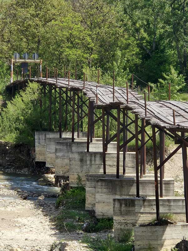 Frau steht an einem Autofenster